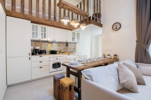 Traditional Studio Suite, Multiple Beds, Kitchen, Mezzanine | Private kitchen | Full-size fridge, oven, stovetop, espresso maker