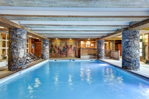 Indoor pool, sun loungers