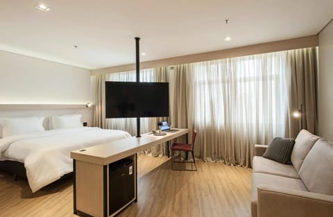 Suíte Casal - 1 Cama King | Minibar, in-room safe, blackout drapes, soundproofing