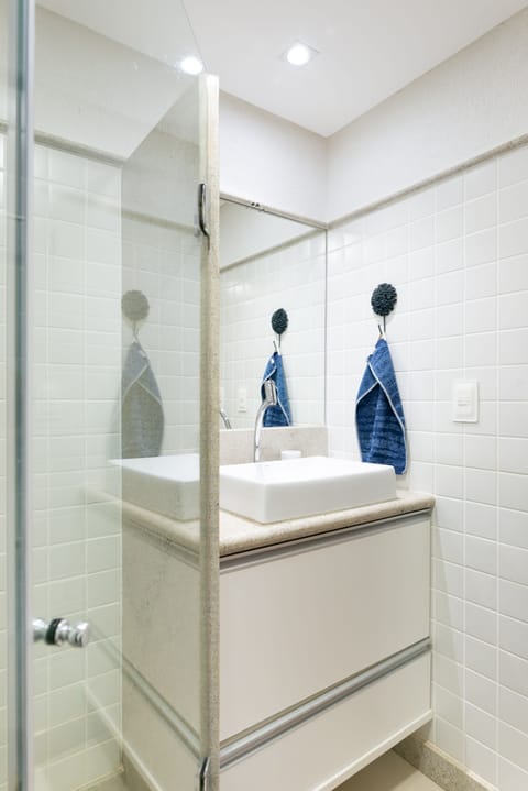 Apartment | Bathroom | Shower, free toiletries, hair dryer, towels