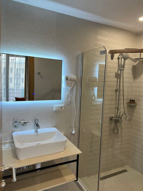 Deluxe Penthouse | Bathroom | Shower, rainfall showerhead, free toiletries, hair dryer