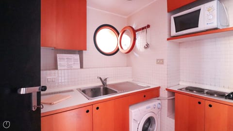 Apartment (2 Bedrooms) | Private kitchen | Microwave, stovetop, electric kettle, cookware/dishes/utensils