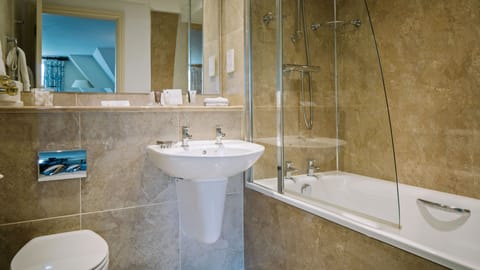 Executive Double Room | Bathroom | Shower, free toiletries, hair dryer, heated floors