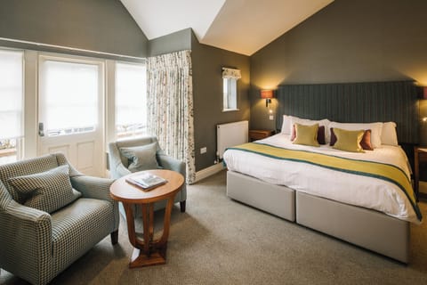 Signature Double or Twin Room | In-room safe, desk, iron/ironing board, free WiFi