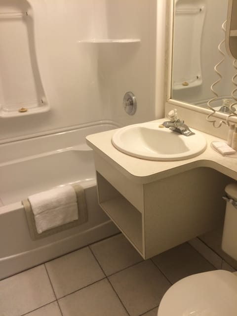 Standard Room, 1 Queen Bed, Non Smoking (Non-Poolside) | Bathroom | Hair dryer, towels