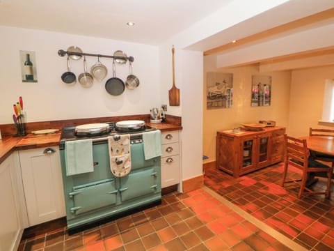 Cottage | Private kitchen | Fridge, dishwasher, electric kettle, toaster