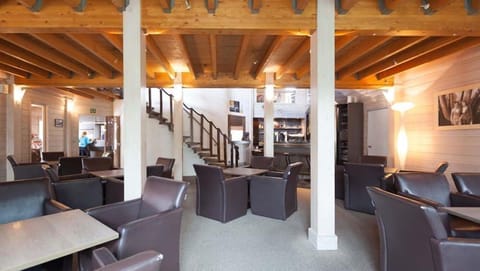 Breakfast and dinner served