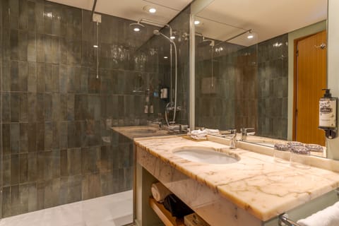 Superior Twin Room, Sea View | Bathroom | Shower, rainfall showerhead, free toiletries, hair dryer