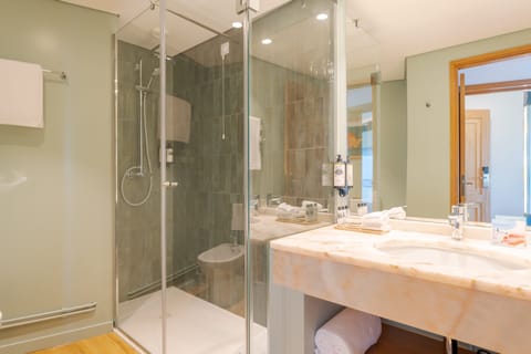 Suite (Side Sea View) | Bathroom | Shower, rainfall showerhead, free toiletries, hair dryer