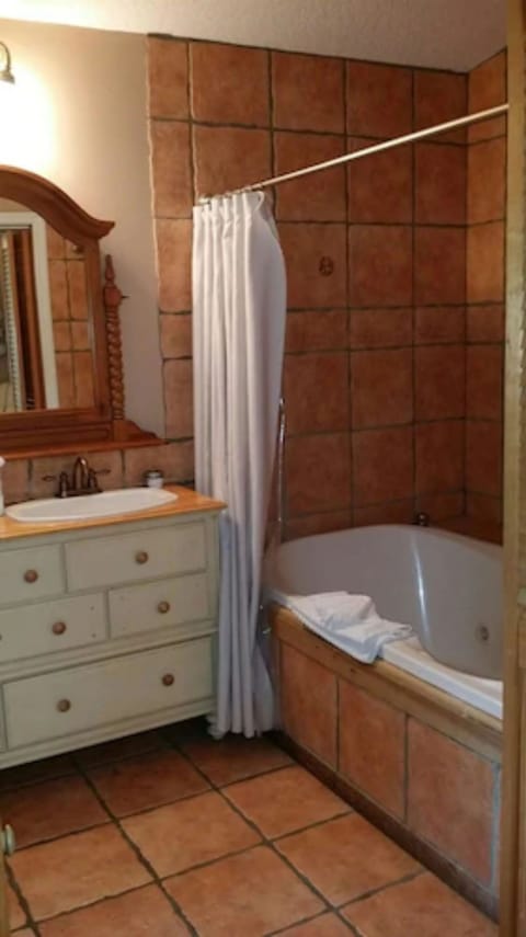 Deluxe Room, 1 King Bed, Garden View | Bathroom | Shower, free toiletries, hair dryer, towels