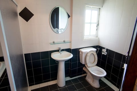 Superior Double Room | Bathroom | Free toiletries, hair dryer, towels