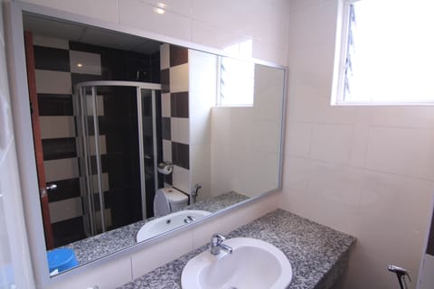 Deluxe Room | Bathroom | Shower, hair dryer, towels