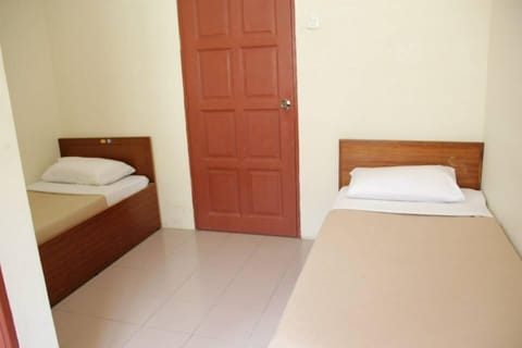 Twin Room, Private Bathroom | Desk, free WiFi