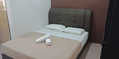 Double Room, Private Bathroom | Desk, free WiFi