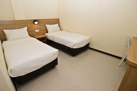 Standard Twin Room | Desk, free WiFi, bed sheets