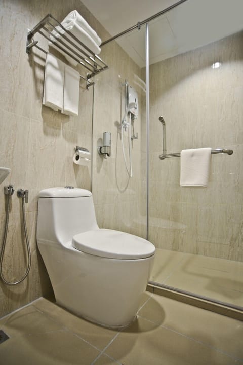 Deluxe Triple Room | Bathroom | Shower, hair dryer, towels