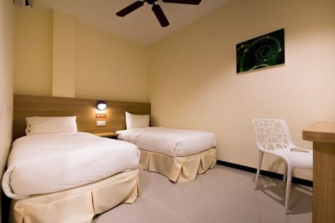 Standard Twin Room | Desk, free WiFi, bed sheets