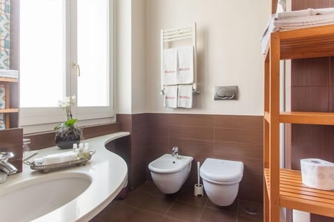 Superior Double Room | Bathroom | Shower, hydromassage showerhead, free toiletries, hair dryer
