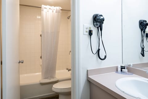 Combined shower/tub, hair dryer, towels