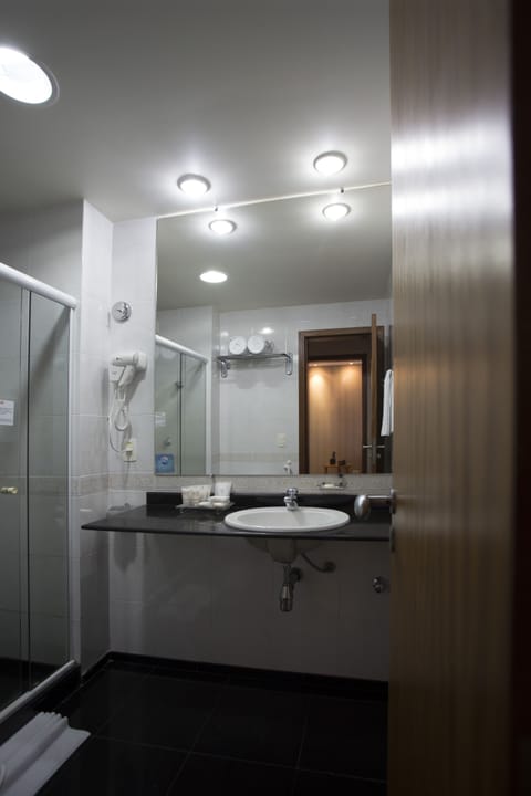 Suite Superior Queen - Smoking | Bathroom amenities | Shower, free toiletries, hair dryer, towels