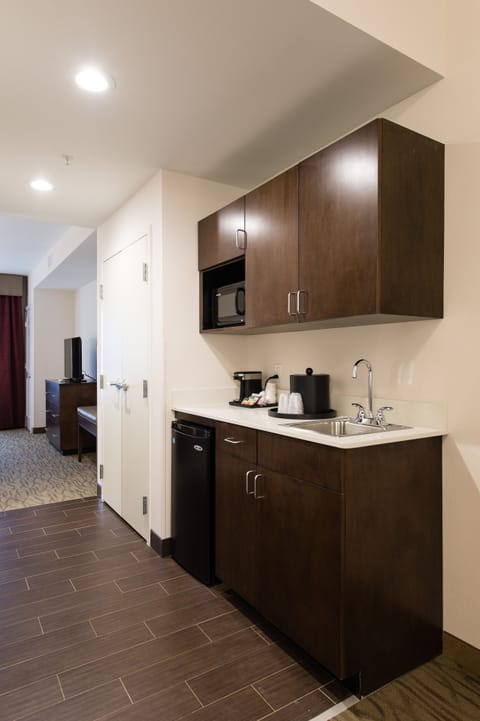 Suite, 1 Bedroom | In-room safe, desk, iron/ironing board, free WiFi