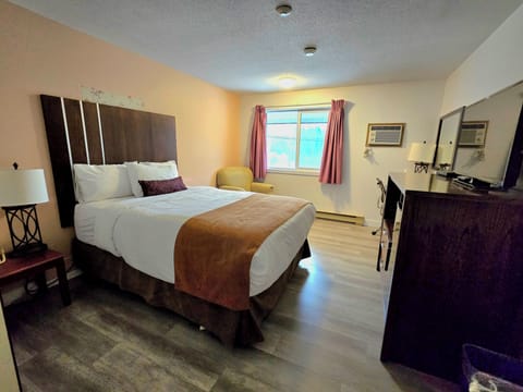Standard Room, 1 Queen Bed | In-room safe, desk, free WiFi