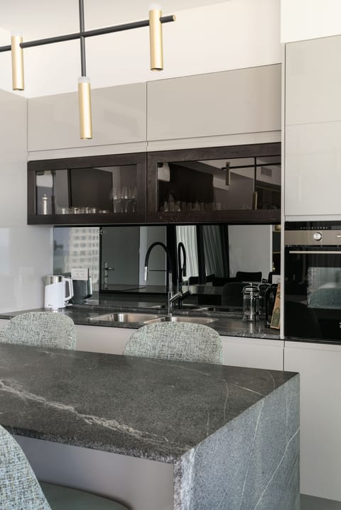 Deluxe Apartment | Private kitchen | Full-size fridge, microwave, oven, stovetop