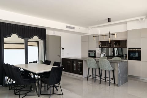 Deluxe Apartment | Private kitchen | Full-size fridge, microwave, oven, stovetop