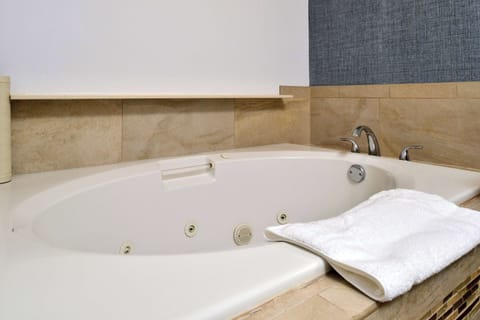 One King Bed, Whirlpool Suite | Bathroom | Free toiletries, hair dryer, towels