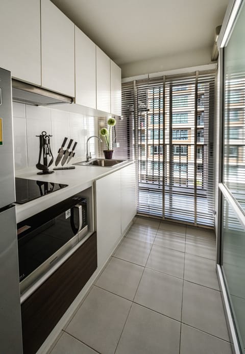 Family Room | Private kitchenette | Full-size fridge, microwave, stovetop, electric kettle