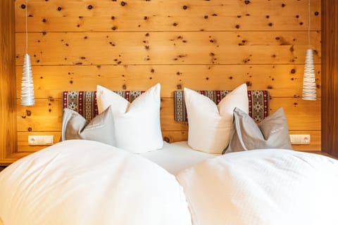 Apartment, 1 Bedroom, Kitchen, Mountain View (App 3) | Premium bedding, in-room safe, desk, blackout drapes