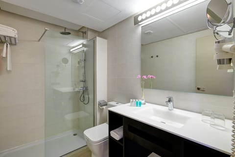 Combined shower/tub, hair dryer, towels