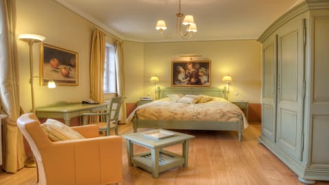 Basic Double Room (Marstall) | Living area | Flat-screen TV