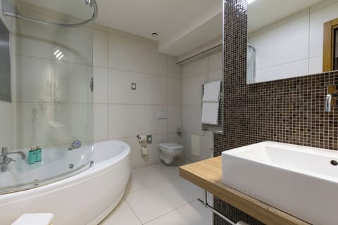 Junior Suite | Bathroom | Shower, free toiletries, bidet, towels