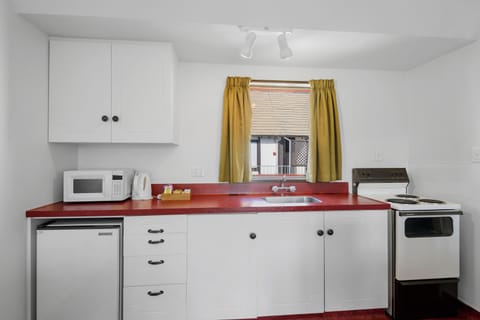 Economy Room, 1 Bedroom, Kitchen | Private kitchen | Fridge, microwave, stovetop, electric kettle