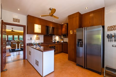 Deluxe Villa | Private kitchen | Cookware/dishes/utensils