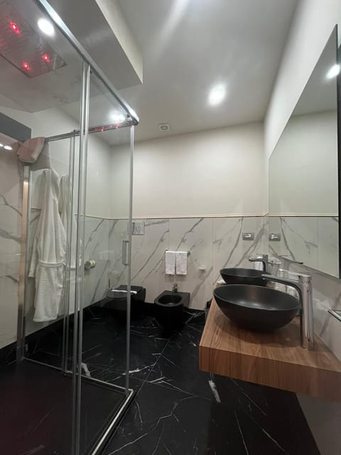 Luxury Studio Suite | Bathroom | Hair dryer, bathrobes, slippers, bidet