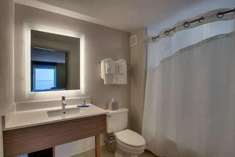 Standard Room, 1 King Bed, Bay View | Bathroom | Eco-friendly toiletries, hair dryer, towels