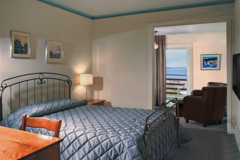 Room, 1 Queen Bed, Balcony, Sea View (Main Building) | Iron/ironing board, free WiFi, bed sheets, wheelchair access