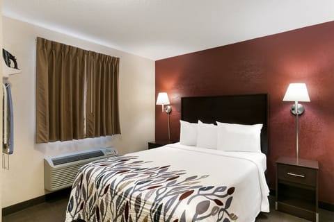 Deluxe Room, 1 Queen Bed (Smoke Free) | Desk, iron/ironing board, free WiFi, bed sheets