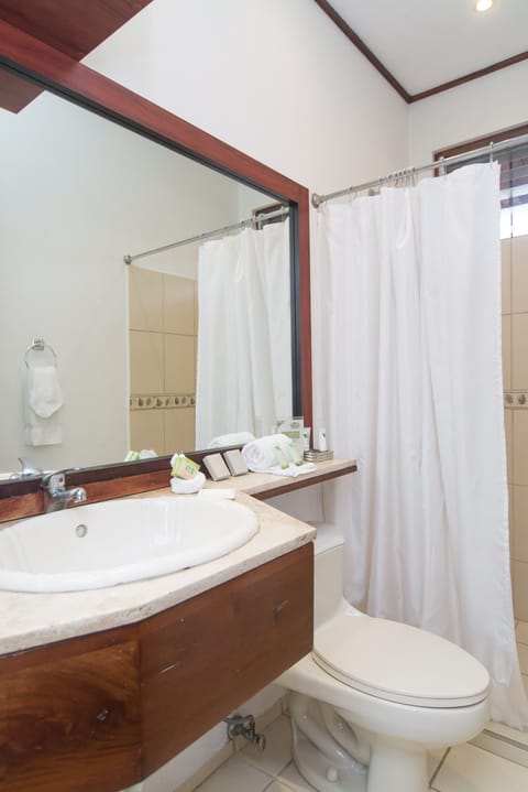 Deluxe Suite, Bathtub, Golf View | Bathroom | Eco-friendly toiletries, hair dryer, towels