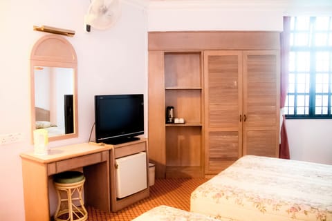 Deluxe Quadruple Room | In-room safe, desk, iron/ironing board, free WiFi