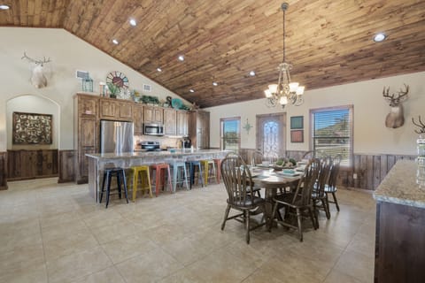 Dining and breakfast bar seating 