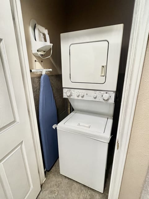 Business Room, 2 Queen Beds, Non Smoking | Laundry
