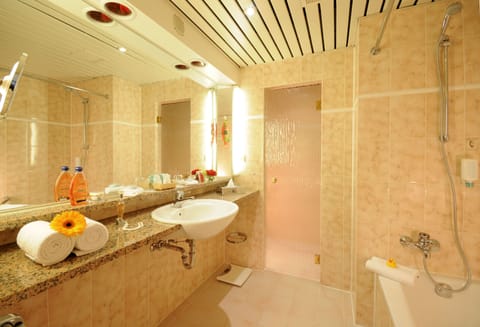 Standard Room, 1 King Bed, Non Smoking | Bathroom | Bathtub, eco-friendly toiletries, hair dryer, towels