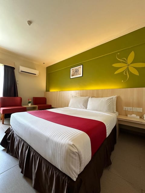 Standard Double Room Single Use, 1 Queen Bed | In-room safe, desk, free WiFi, bed sheets