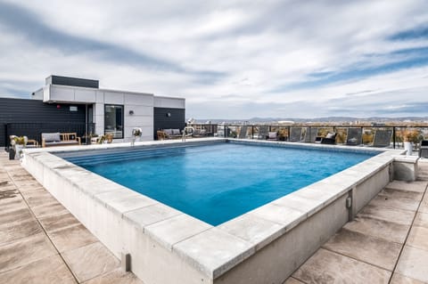 Deluxe Apartment | Rooftop pool | Seasonal outdoor pool