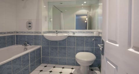 Combined shower/tub, deep soaking tub, free toiletries, hair dryer