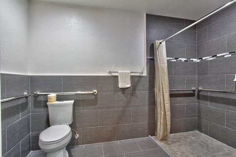 Combined shower/tub, towels