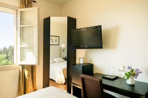 Standard Double or Twin Room | Minibar, in-room safe, desk, soundproofing